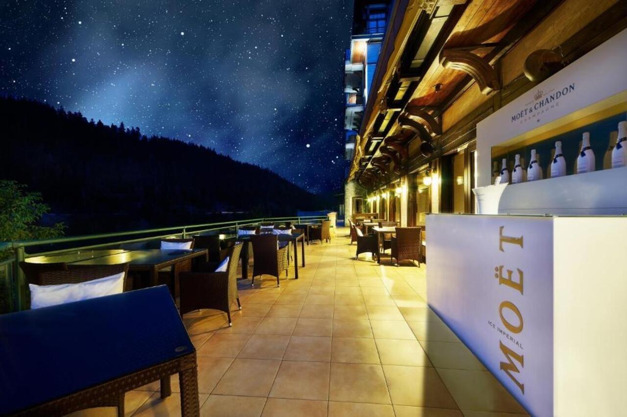 Retro Riverside Wellness Resort Karlovy Vary Kültér fotó Terrace of the hotel