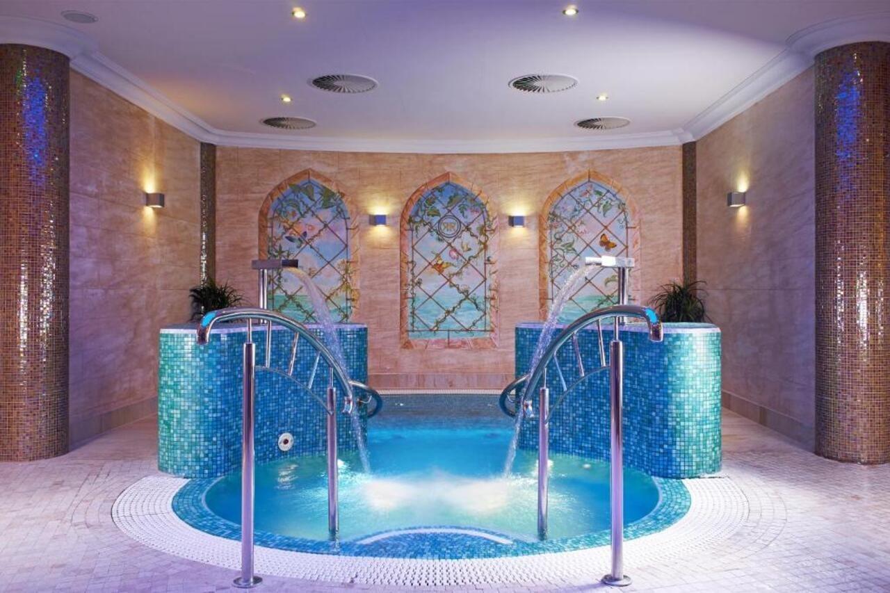 Retro Riverside Wellness Resort Karlovy Vary Kültér fotó A spa in a hotel